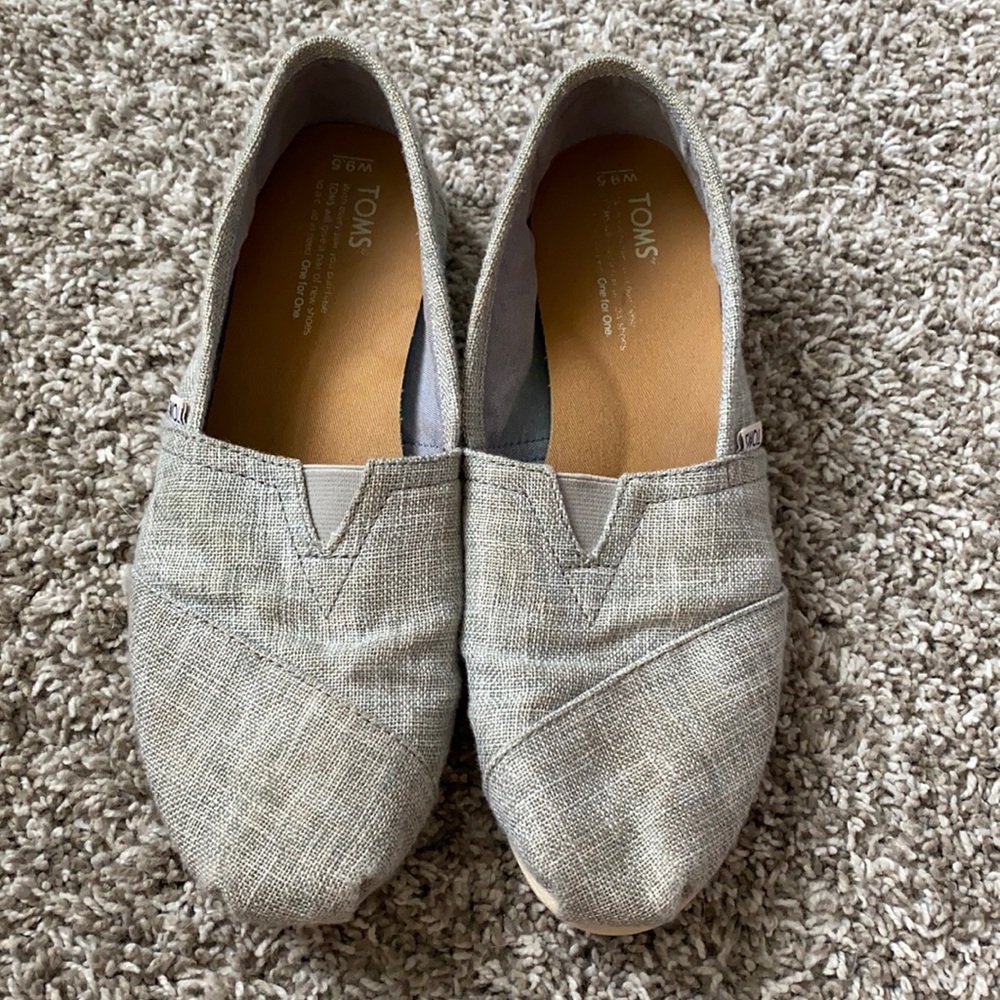 Womens sz: 9.5 Silver Toms